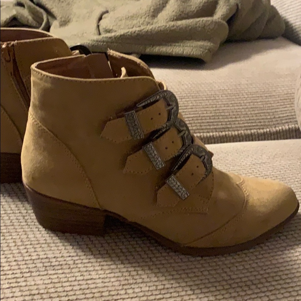 Tan boots - Picture 3 of 6